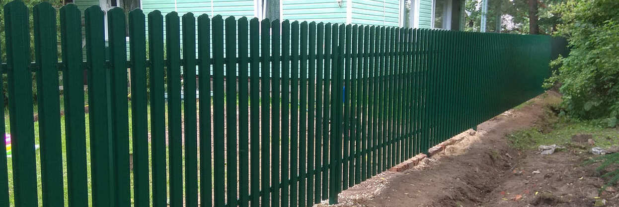 Заборы из евроштакетника, металлического штакетника цена с установкой под ключ Заборы из евроштакетника, металлического штакетника цена с установкой под ключ